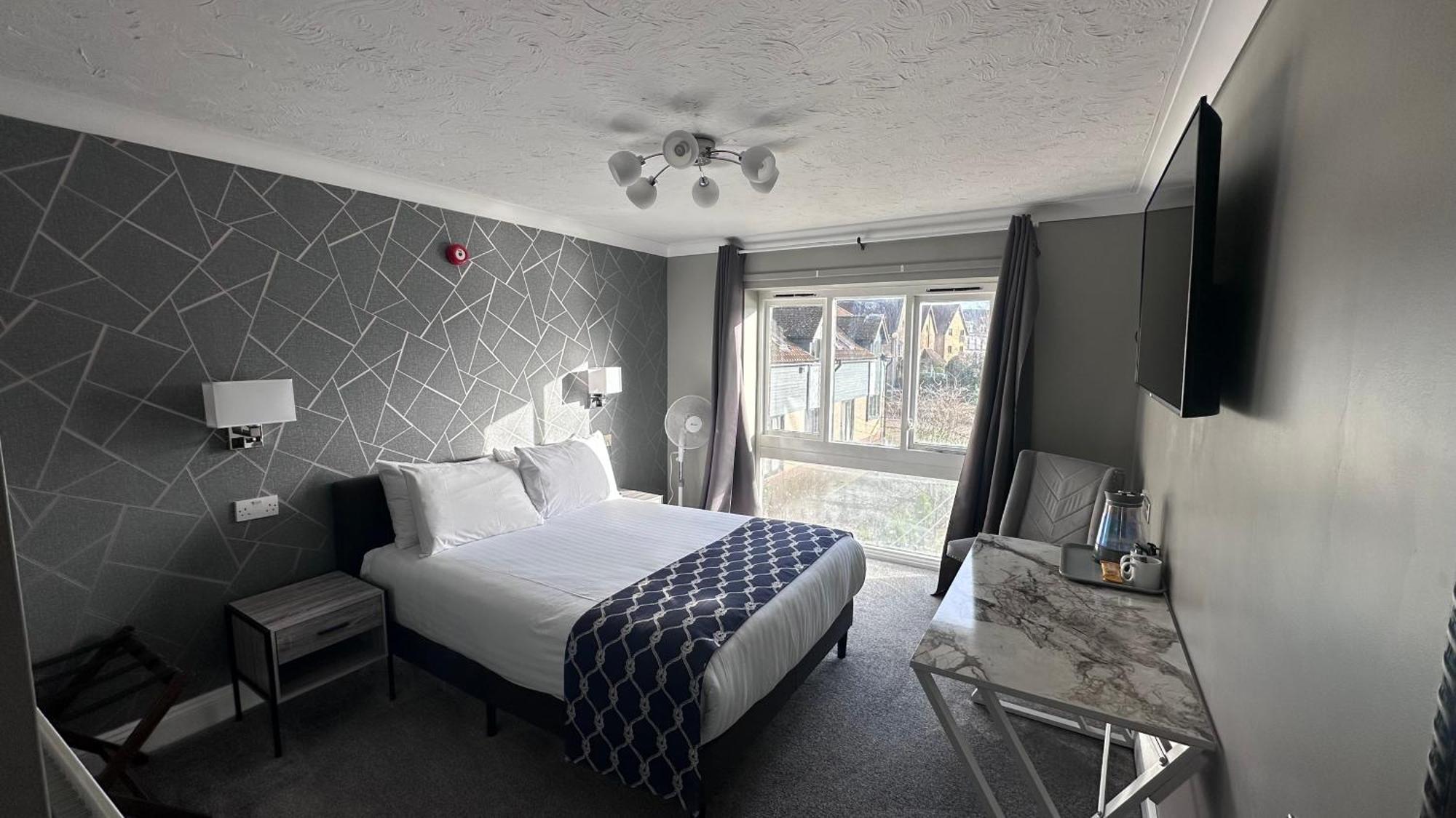 Dolphin Cambridge Hotel 4*